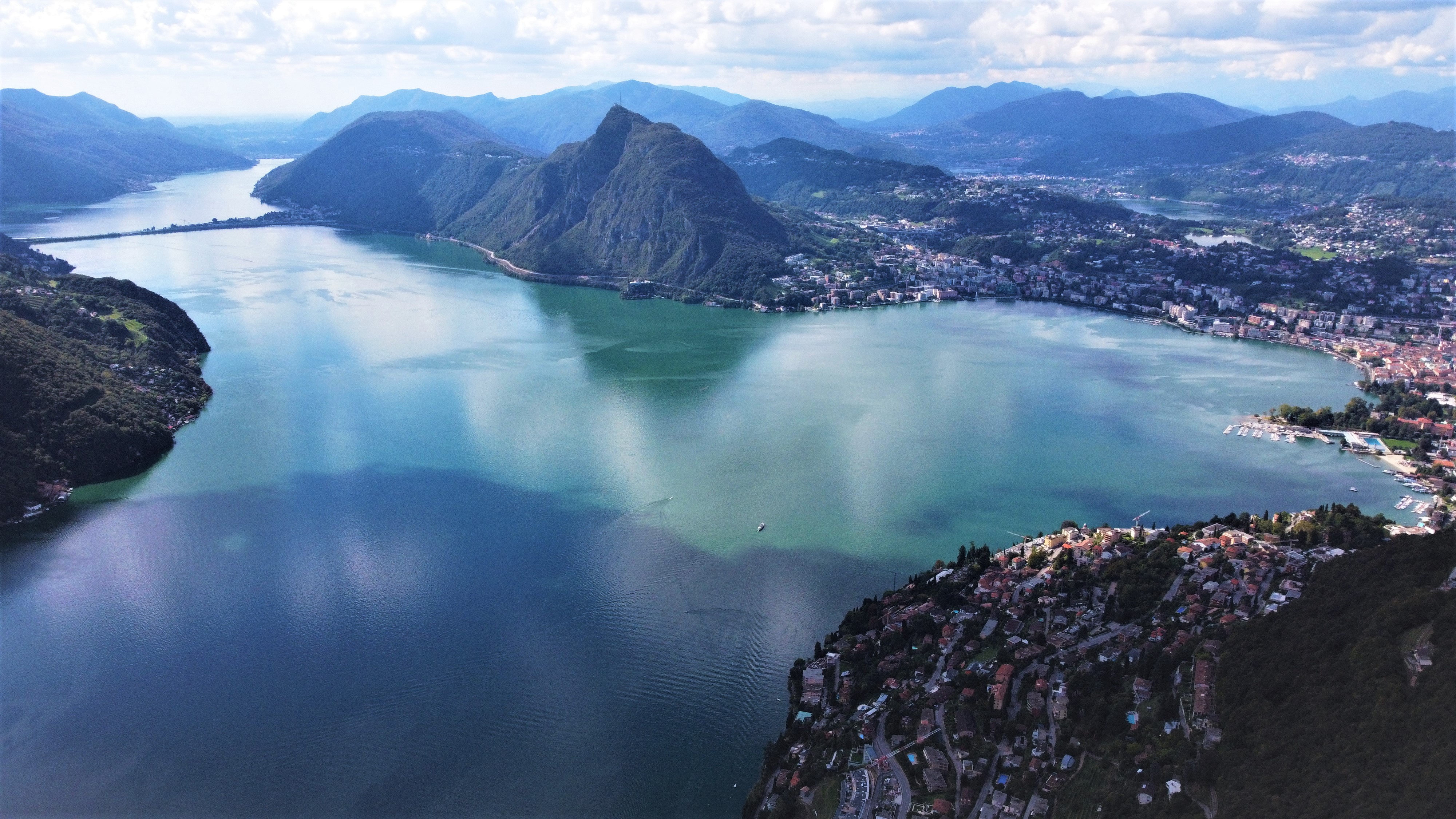 Panorama di Lugano con il lago e il Monte San Salvatore, visto dal Monte Brè