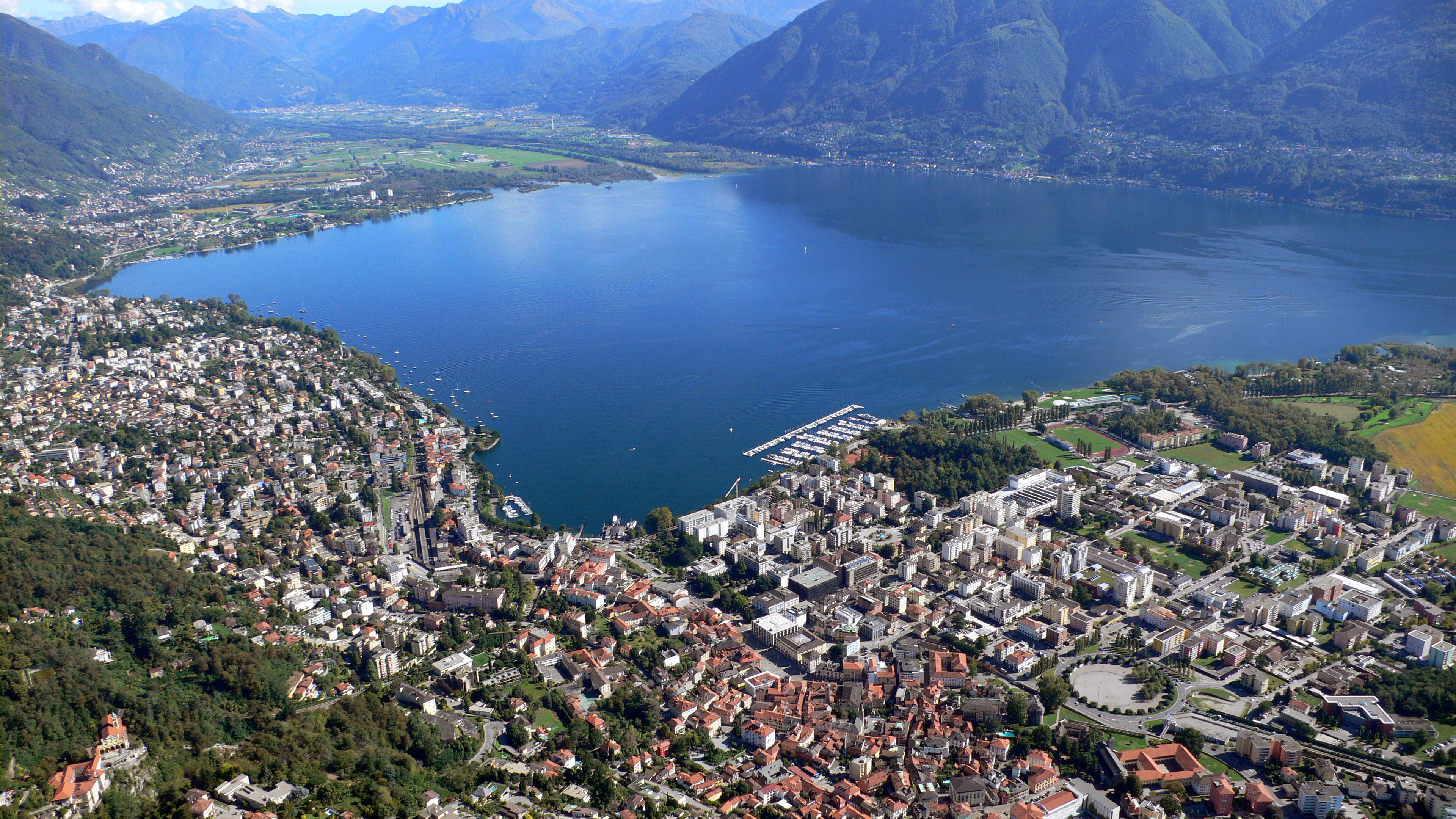 Panorama di Locarno, del porto e del Lago Maggiore con le montagne sullo sfondo